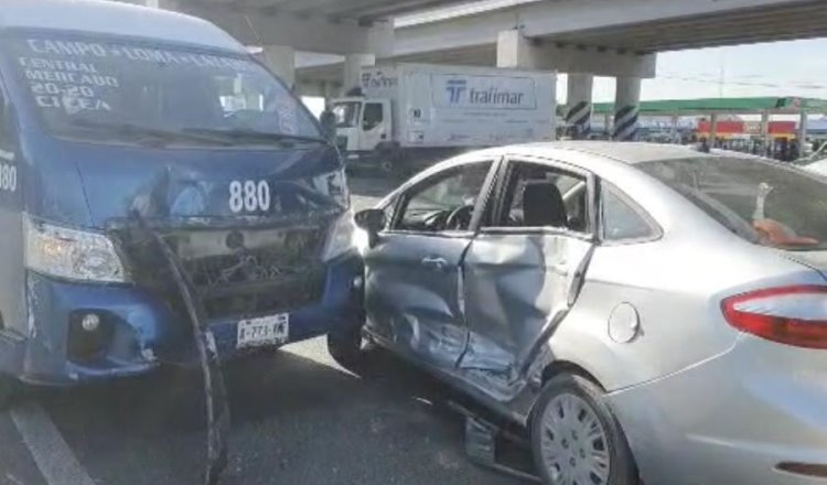 ¡Le quiso ganar! Combi colisiona auto en la Villahermosa-Cárdenas