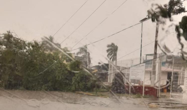 Tromba sorprende a Jonuta y deja sin energía a todo el municipio