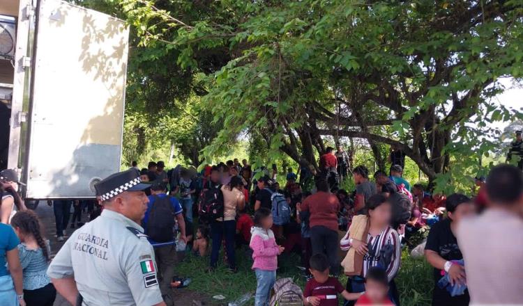 ¡Hacinados y abandonados! Hallan a 148 migrantes en tráiler en Veracruz