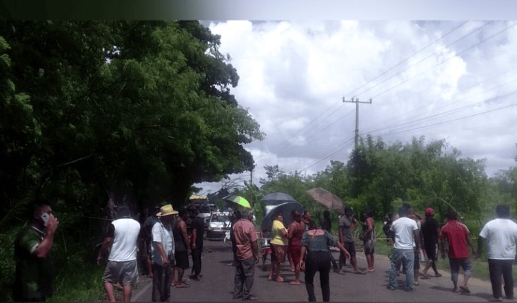 Tras 5 días sin luz, habitantes de Villa Vicente Guerrero cierran la Santa Cruz-Paraíso