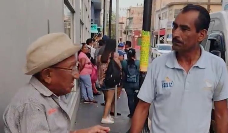 Exhiben a chofer de combi exigiendo a "gritos" pago de pasaje a adulto mayor en Villahermosa