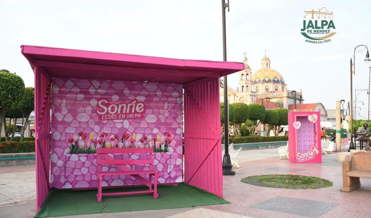 Jalpa se suma a la ´barbiemanía´; colocan set para fotos en Parque Central