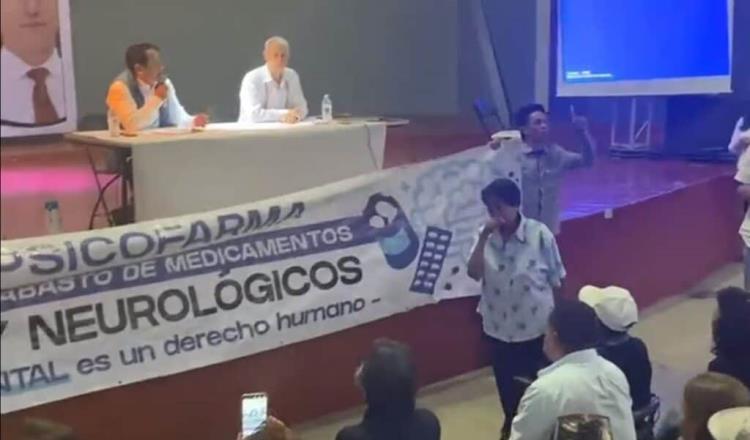 Familiares de afectados por desabasto de medicamentos psiquiátricos irrumpen en conferencia de López-Gatell