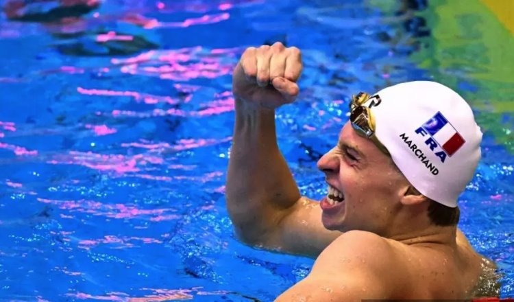 El francés Leon Marchand destroza récord de Michael Phelps