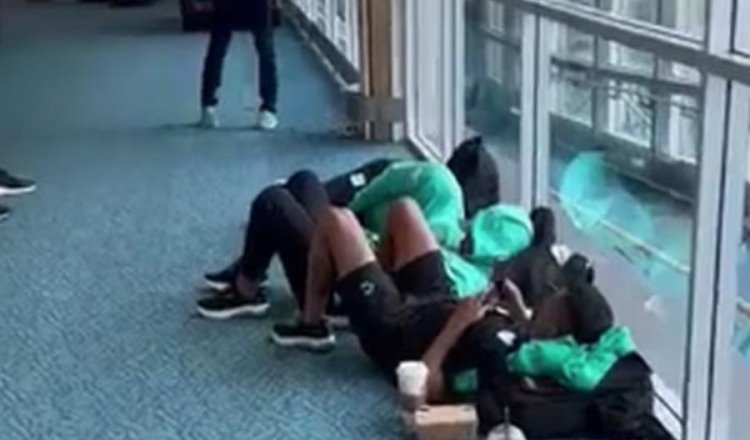 Futbolistas del Club León duermen en piso de Aeropuerto de Canadá