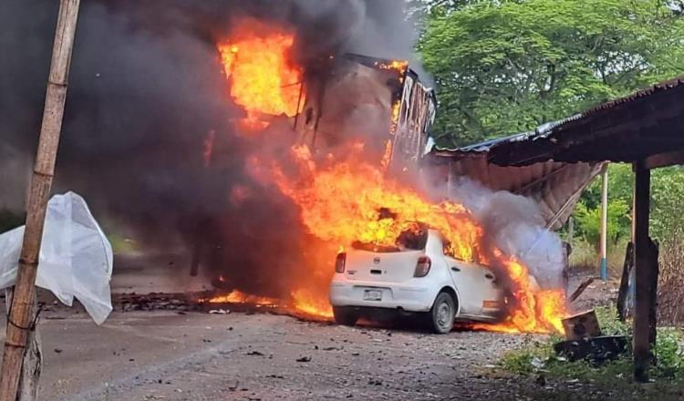 Queman vehículos para bloquear la Tepetzintla-Tantoyuca en Veracruz