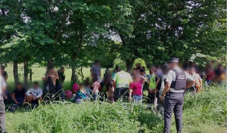 Otra vez Veracruz: Localizan a 256 migrantes, algunos deshidratados dentro de caja de tráiler