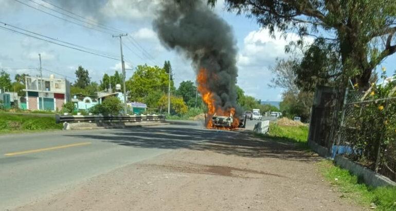 ¡Zinapécuaro, Michoacán en llamas! Se registran enfrentamientos y quema de vehículos