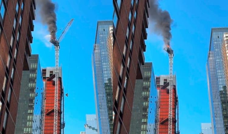 Se incendia y derrumba grúa de construcción en Manhattan