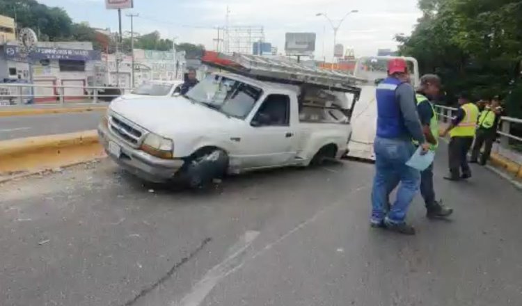 Pierde llanta y choca contra muro en Ruiz Cortines