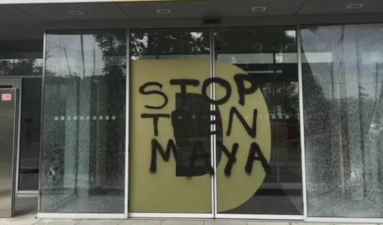 "Stop Tren Maya": Protestan en empresa contratada por AMLO en Alemania