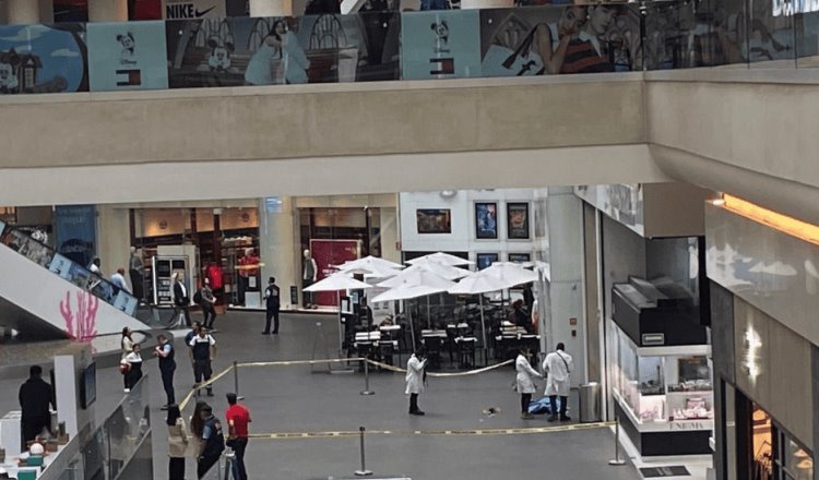 Fallece hombre tras caer de un segundo piso de la plaza Reforma 222 en CDMX