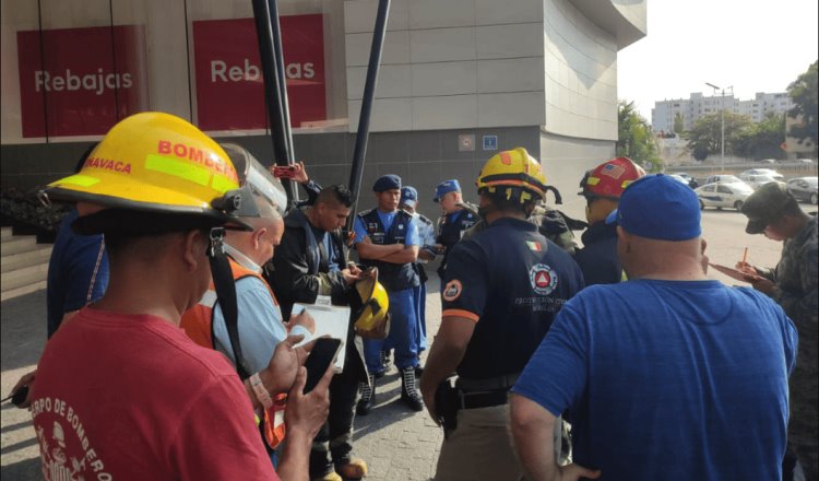 Por falsa amenaza de bomba, desalojan a 3 mil 500 personas de plaza en Morelos