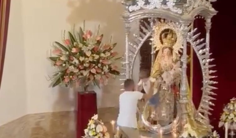 Irrumpen misa en iglesia de España y deja a su hijo en altar de la virgen