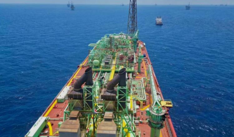 Pemex suspende operaciones en terminal de crudo por fuga: Bloomberg