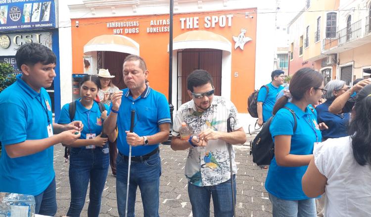 Estudiantes de Turismo de la UT dan tour por Centro Histórico a grupo de débiles visuales