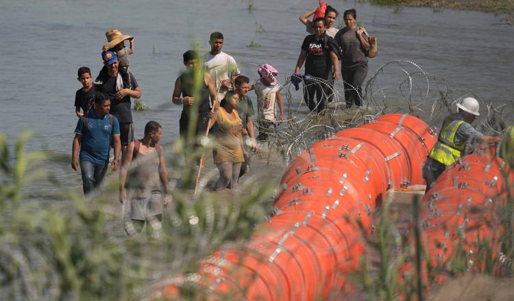 AMLO pide a gobernador de Texas retirar boyas del río Bravo tras muerte de migrantes