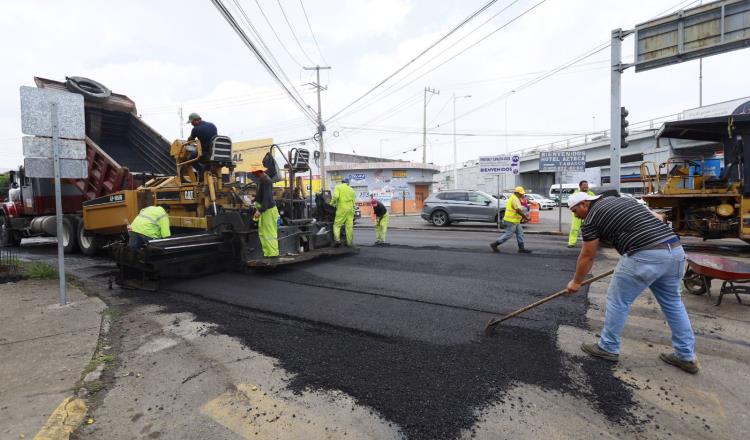 Reconstruye Centro pavimentación en calle Niños Héroes de Atasta