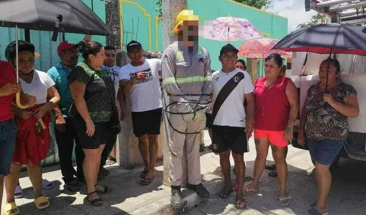 Amarran a poste a trabajador de CFE por falta de energía en Yucatán