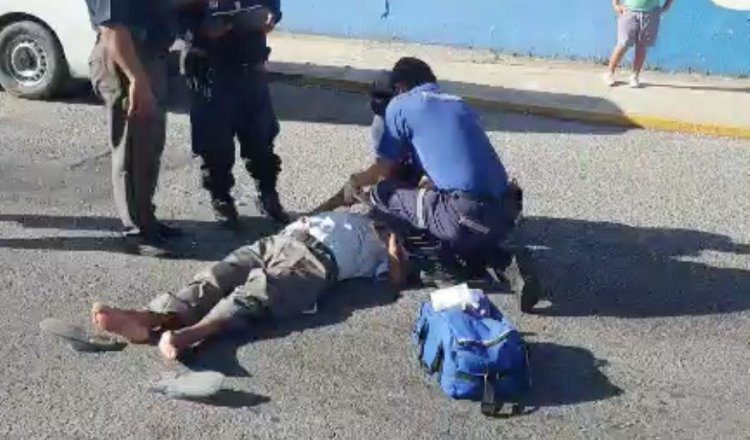 Abuelito sufre fuerte caída al cruzar calle en Tierra Colorada