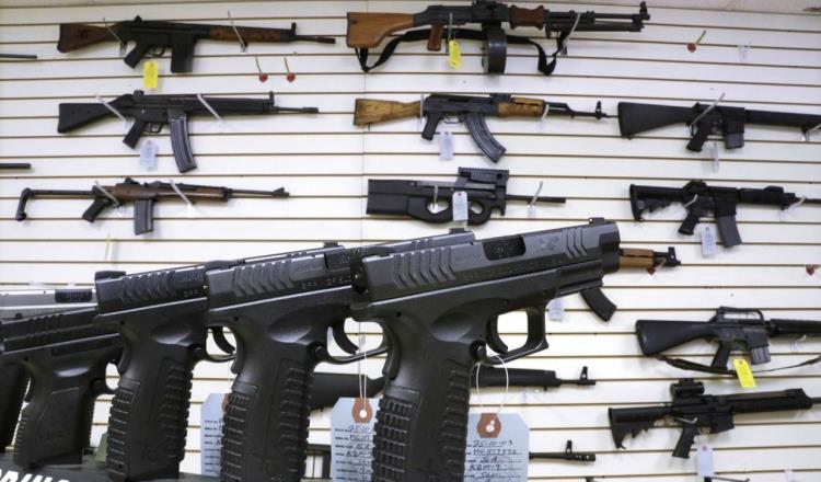 Busca Illinois frenar tiroteos con prohibición de publicidad de armas