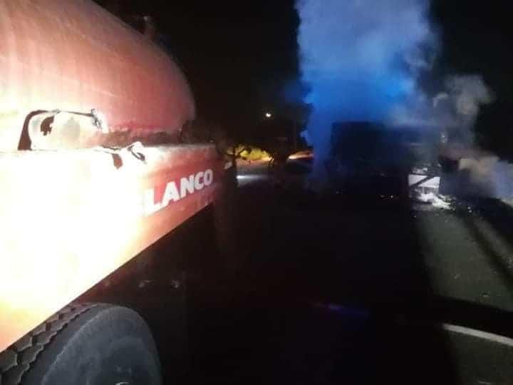 Se incendia tráiler con durmientes del Tren Maya en Quintana Roo