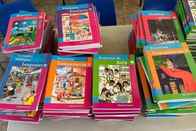 SNTE pide a gobernadores de oposición distribuir libros de texto