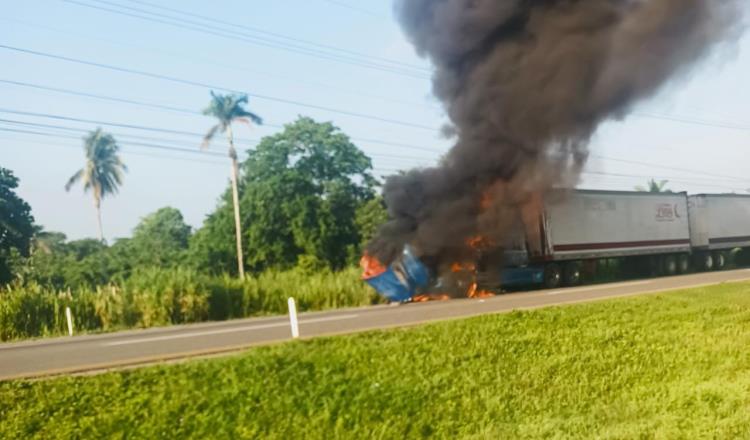 Arde tráiler en la Cárdenas-Villahermosa; se incendia por cortocircuito