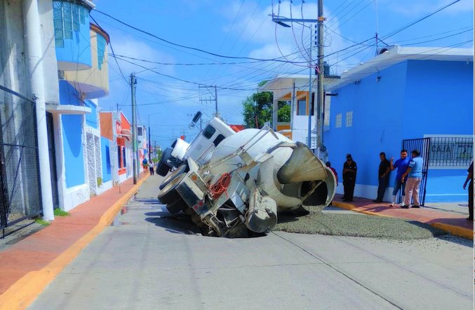 Se hunde revolvedora de cemento en Frontera