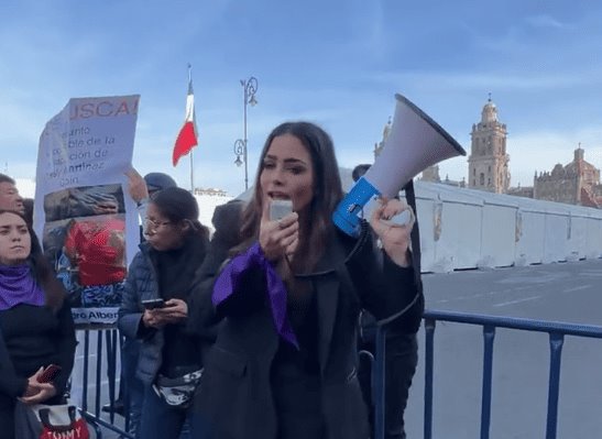 Protestan feministas contra AMLO en Palacio Nacional; le piden no victimizarse