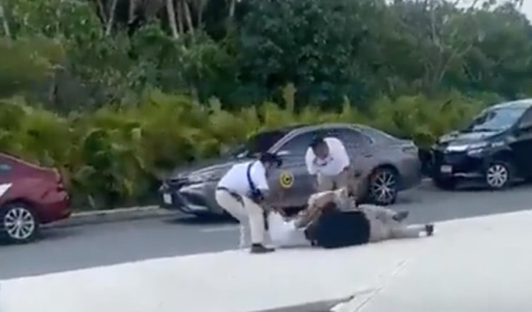 A golpes pelean pasaje en Aeropuerto Internacional de Cancún