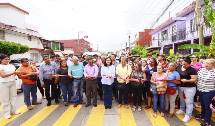 Inaugura Centro pavimentación de calle en Indeco