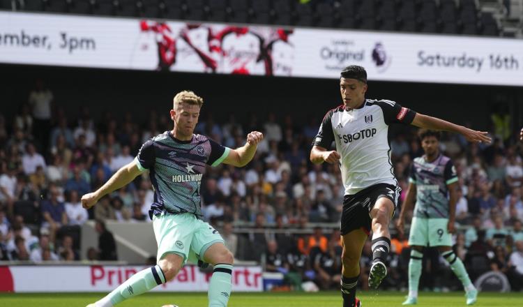 Raúl Jiménez vuelve a ser titular con el Fulham, pero son goleados 3-0 por el Brentford