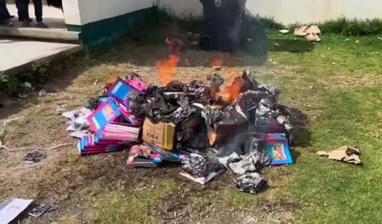 Queman libros de texto en comunidad de San Cristóbal de las Casas, Chiapas