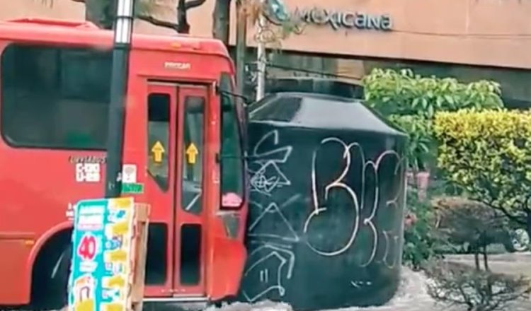 Camión se choca contra tinaco en calles de Zapopan, Jalisco