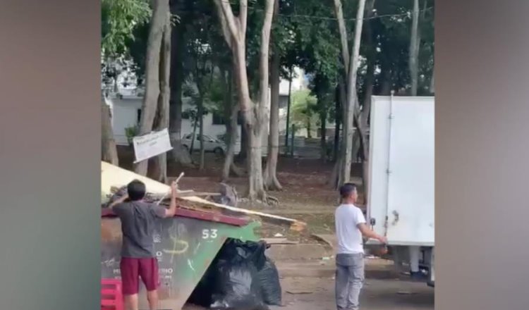 Exhiben a personas en camioneta dejando basura fuera del contenedor frente al Vaso Cencali