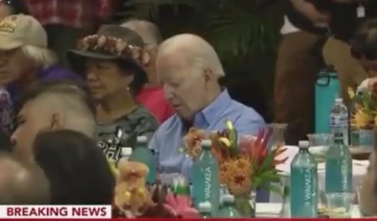 Señalan a Biden de dormirse en homenaje a víctimas de incendios en Hawái