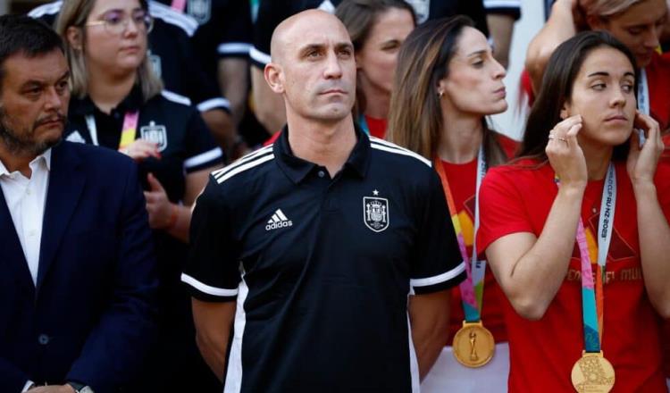 FIFA abre expediente a Luis Rubiales por beso a jugadora