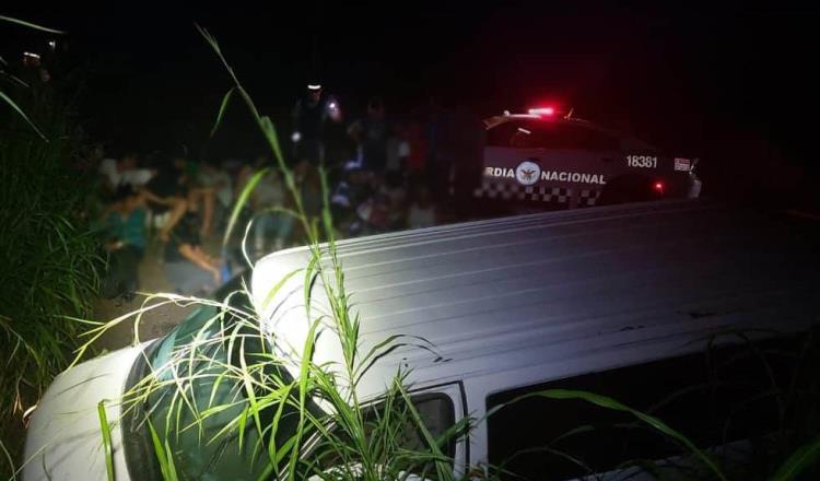 Se descarrila camioneta con 27 migrantes en Veracruz