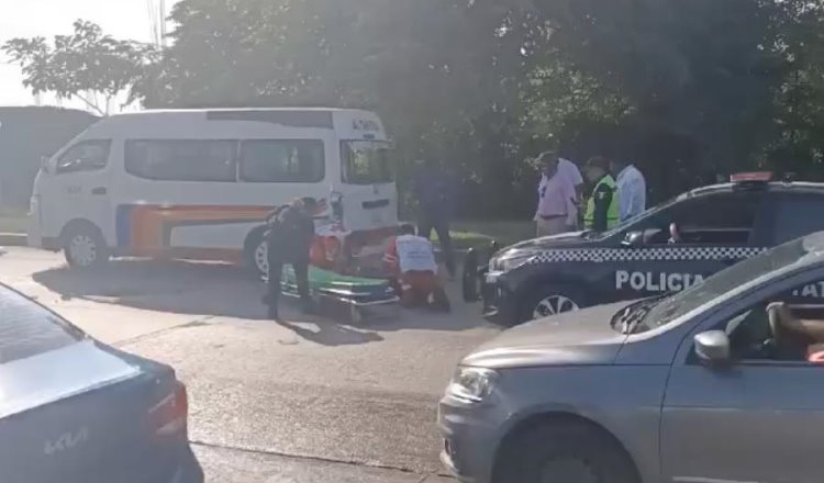 2 lesionados deja impacto de motocicleta contra combi en Periférico