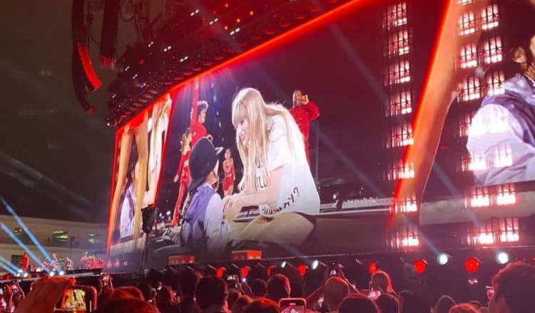 Regala Taylor Swift su sombrero a fan durante segundo concierto en México