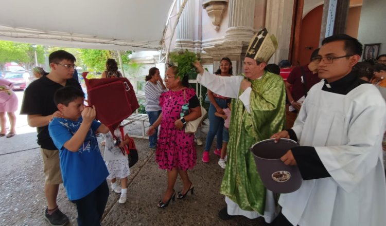 Obispo bendice mochilas de niños en Catedral "El Señor de Tabasco"