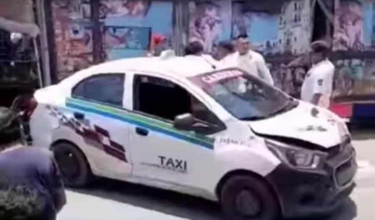 Baja taxi de grúa, intenta huir y choca varias veces contra combi en Cárdenas