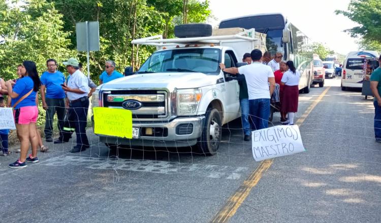 Por más de 4 horas padres de escuela en La Huasteca cierran la Villahermosa-Teapa