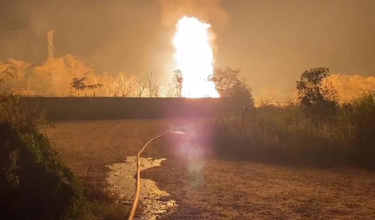 Explota línea de gas en la vía corta Comalcalco-Cunduacán