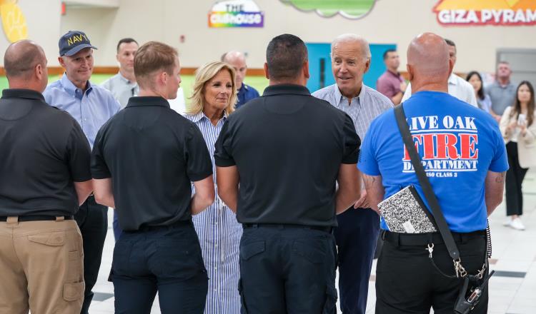 Biden evalúa daños en Florida tras huracán "Idalia"; DeSantis no estuvo presente