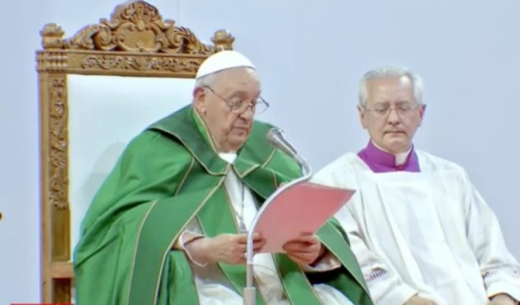 Todos somos "nómadas de Dios": Francisco al invitar a abrazar la Cruz