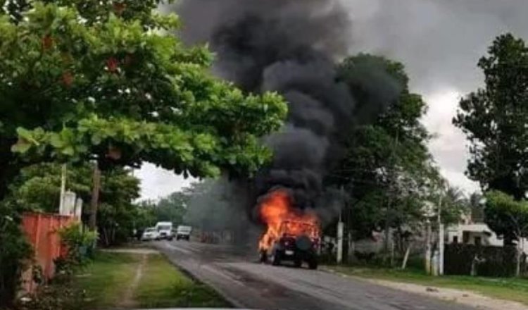 ¡Tremendo susto! Camioneta se incendia en Paraíso; familia sale ilesa