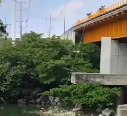 Se arroja del puente La Pigua, se encuentra internado en el Rovirosa en calidad de desconocido