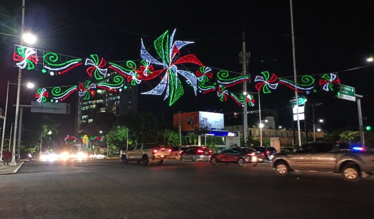 Se viste Villahermosa de luz y color con el encendido de las luces alusivas al mes patrio